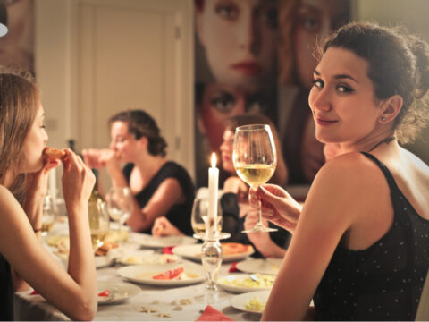 Mangiare con le amiche fa bene, lo dice la scienza