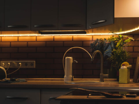 Come montare un LED sottopensile in cucina: la guida easy