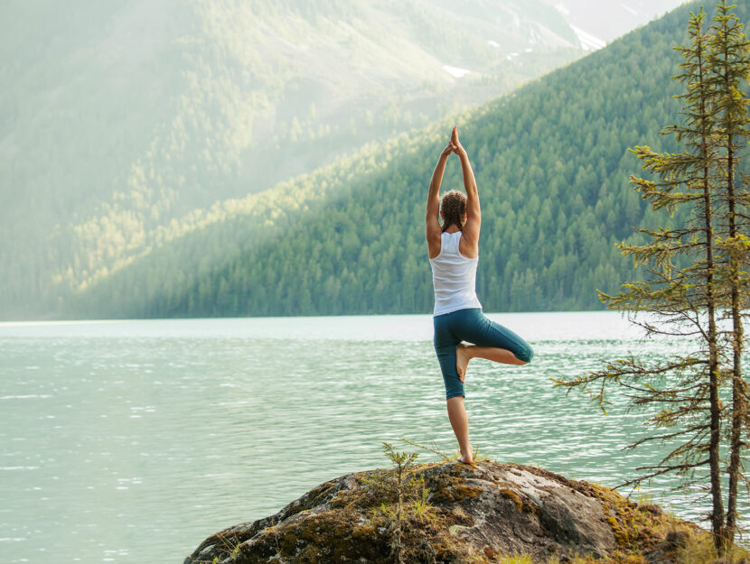 Yoga all'aperto nella natura