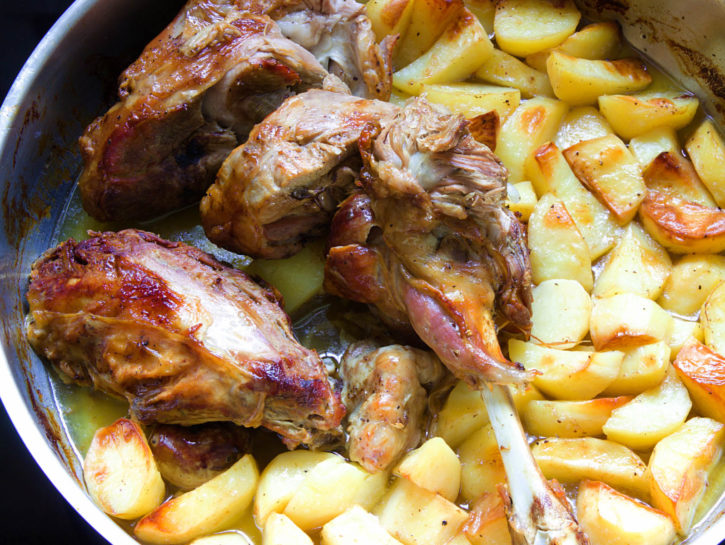 Prepariamo l'agnello al forno con patate