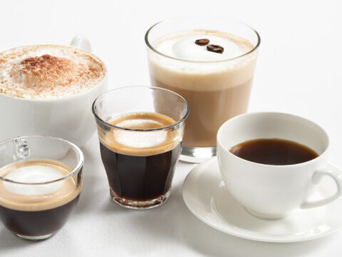 Caffè, orzo, ginseng: sai davvero cosa c’è nella tua tazza? Pro & contro
