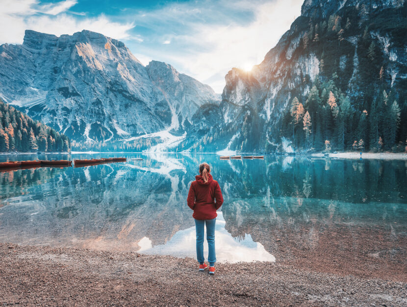 Lago di Braies - Immagine rilassante di panorama montano lacustre