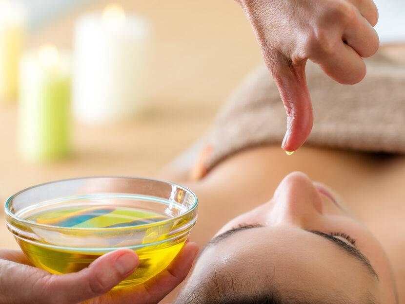 Massaggio olistico con oli essenziali