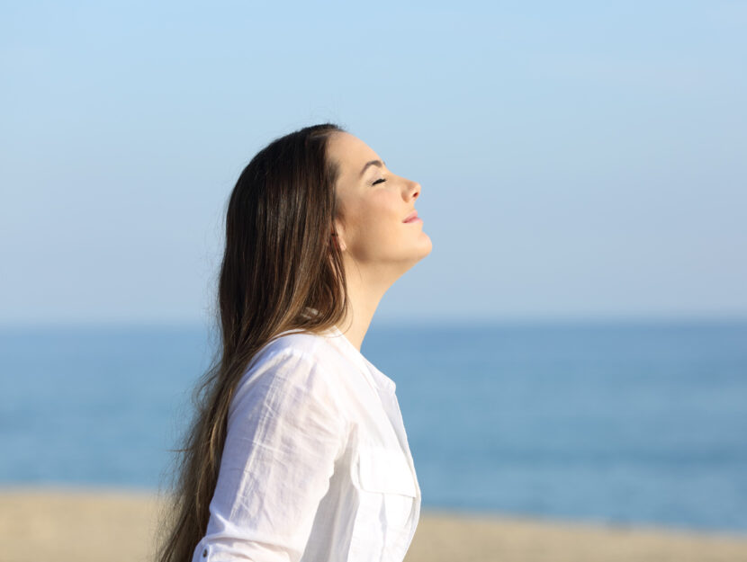 Ragazza respirazione mare