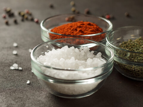 10 sostituti del sale per volersi bene. Ma non rinunciare al gusto!