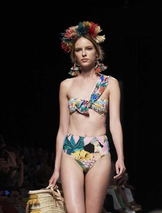 Moda mare: tutti i costumi monospalla da indossare sotto il sole estivo