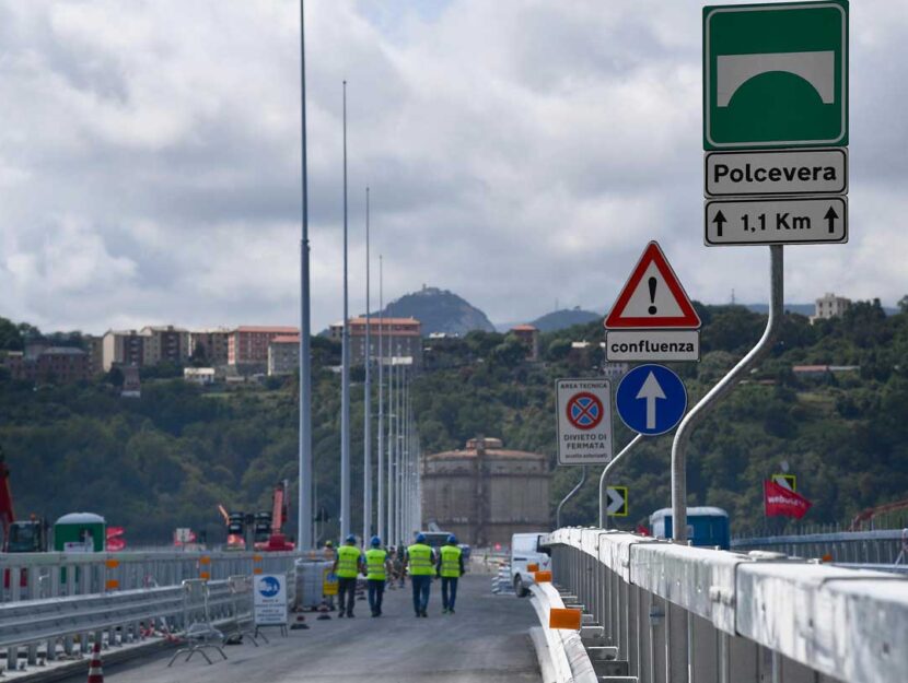 Ultimi lavori sul ponte San Giorgio, pronto per l'inaugurazione il 3 agosto 2020, due anni dopo la t