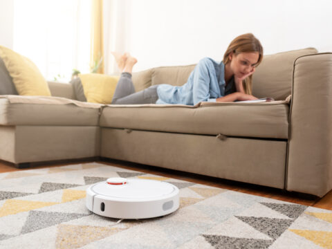 Risparmiare tempo ed energie nella gestione della casa: il robot aspirapolvere