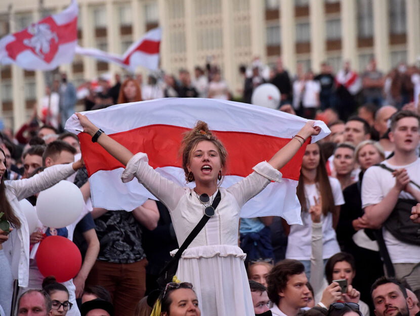 Una donna durante le proteste di Minsk, 14 agosto 2020