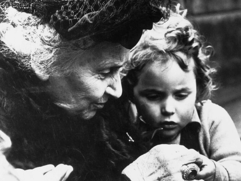 Maria Montessori e un bimbo