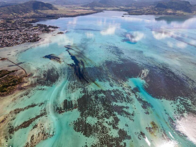 La marea nera provocata dalla petroliera giapponese MW Wakashio sulle coste dell'isola di Mauritius