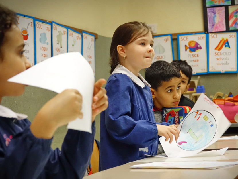 Bambini aula scuola disegni