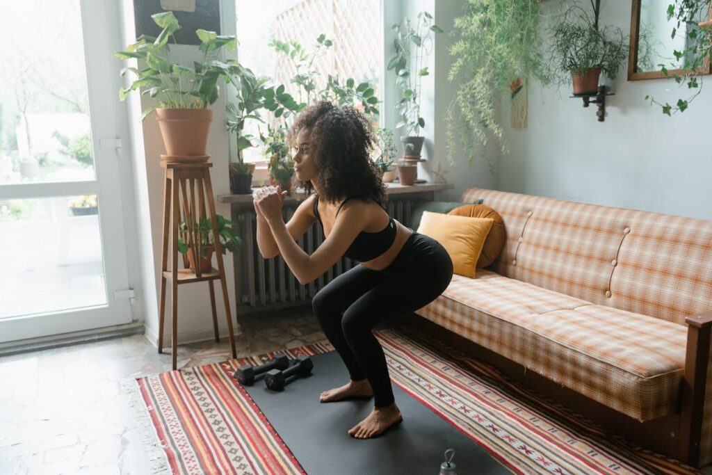 ragazza fa squat in casa