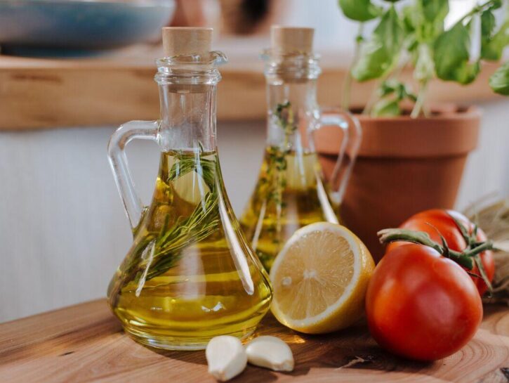 Olio aromatizzato fatto in casa: come prepararlo con erbe e spezie