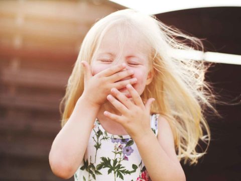 Le donne ridono di più degli uomini, perché?