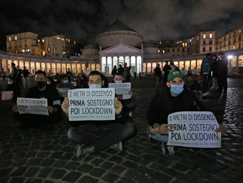 Lockdwon Napoli manifestazione piazza Plebiscito