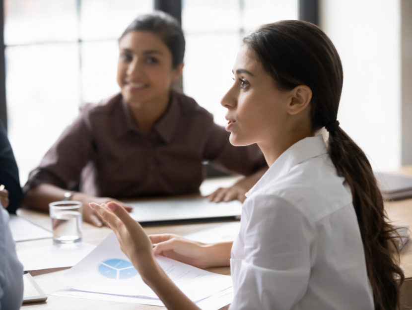 Ragazza lavoro ufficio