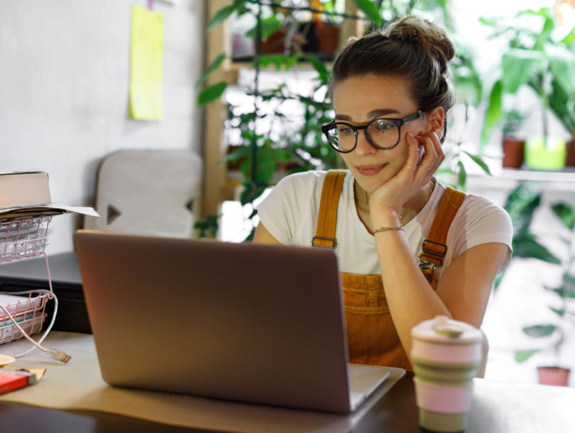 Ragazza smart working pc