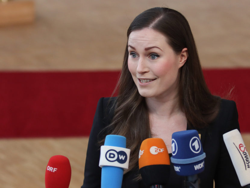 Sanna Marin: la scollatura scandalizza ma i finlandesi la difendono