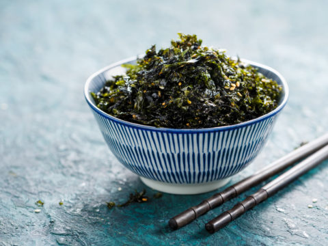 Alga nori: proprietà, benefici e come usarla in cucina (non solo sushi!)