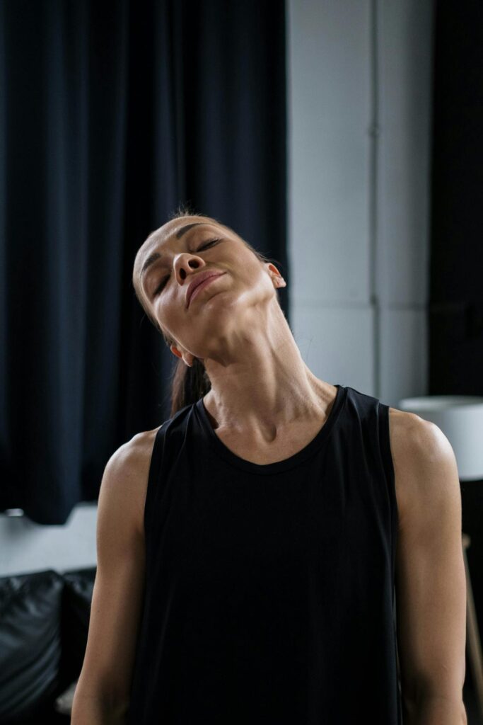 ragazza fa esercizi di stretching per il collo