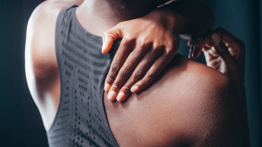 ragazza esegue degli esercizi di stretching per il collo
