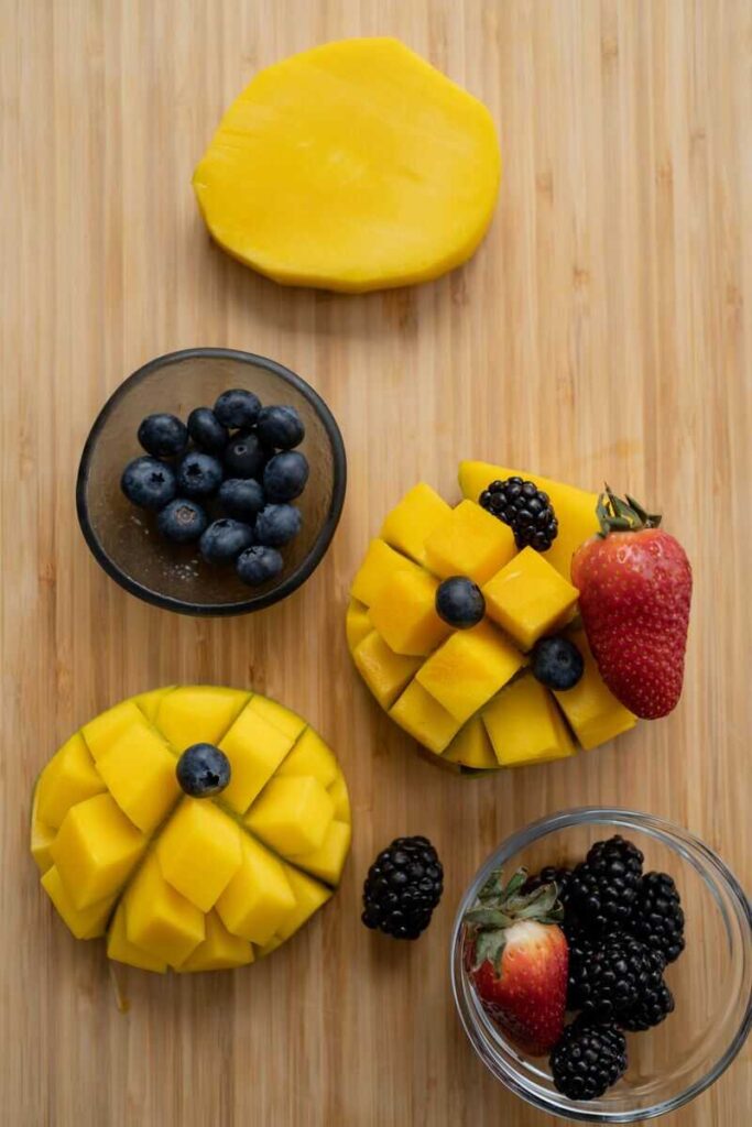 ciotoline con frutta: mango, mirtilli, fragole