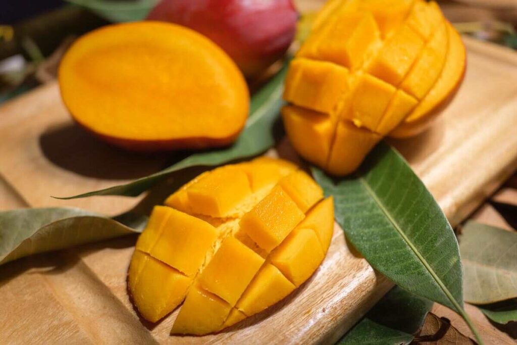 mango aperto e tagliato a pezzi