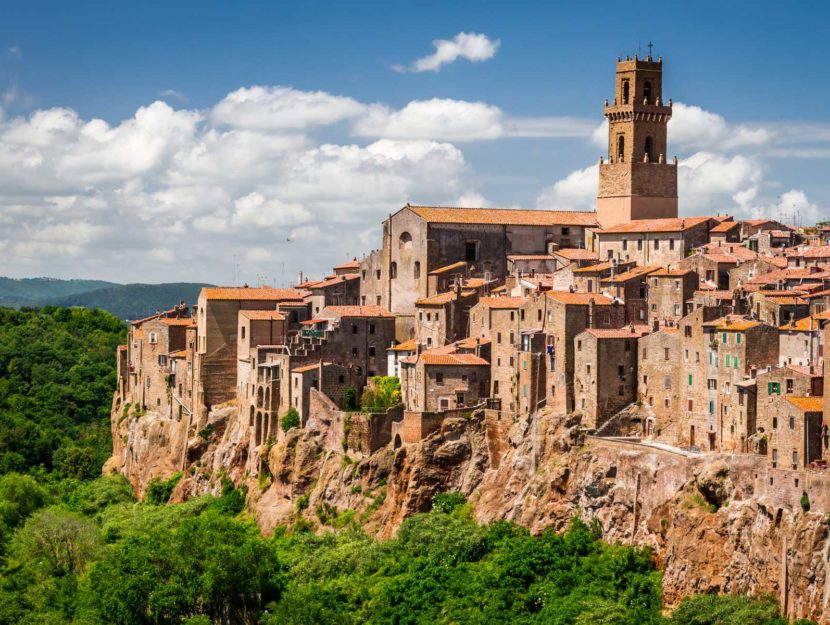 Pitigliano (Gr), costruito sul tufo, necessita di continui lavori di consolidamente delle fiancate