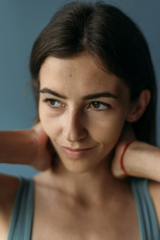 ragazza si massaggia il collo