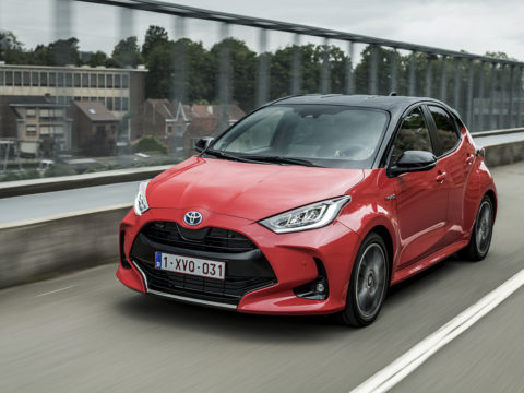 La nuova Toyota Yaris Hybrid è un piccolo gioiello "green" tutto da guidare