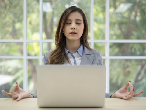 Yoga alla scrivania: le posizioni per alleviare lo stress