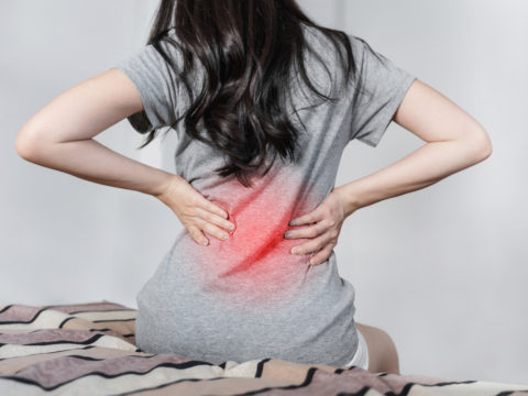 Mal di schiena da ciclo, i consigli per ridurre dolori e fastidi