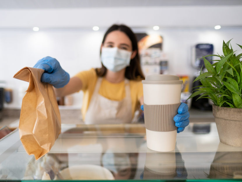 Ragazza barista coronavirus mascherina