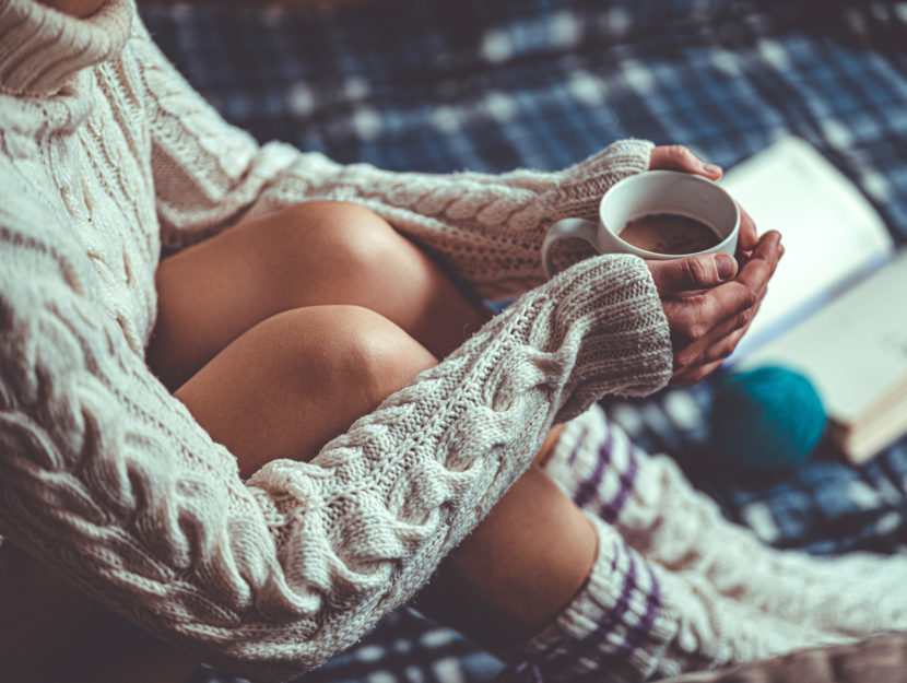 Ragazza calzini freddo tazza fumante