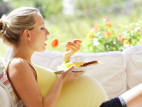 Perché mangiare per due è un falso mito da sfatare sulla gravidanza