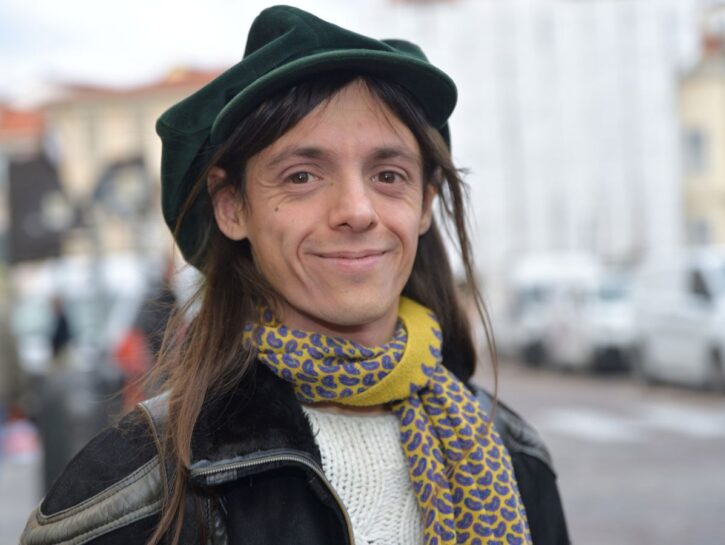 Chi è Lucio Corsi, a Sanremo con Volevo essere un duro