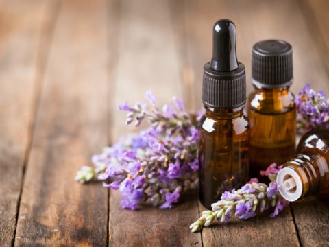 Olio essenziale di lavanda per l’ansia: come usarlo per ritrovare la calma