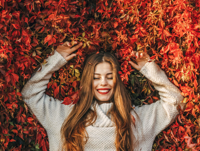 Donna capelli lunghi foglie autunno