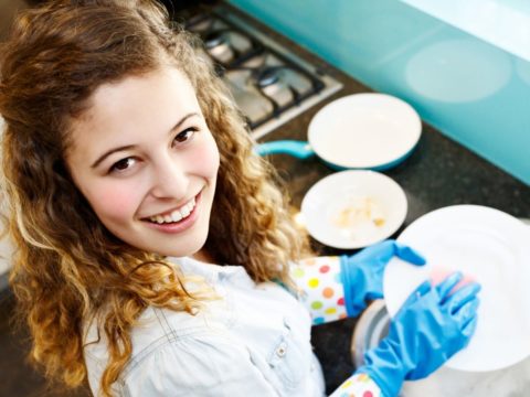 Lavare i piatti in modo ecologico: trucchi e ingredienti naturali per non usare il detersivo
