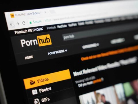 Perché Pornhub ha eliminato milioni di video
