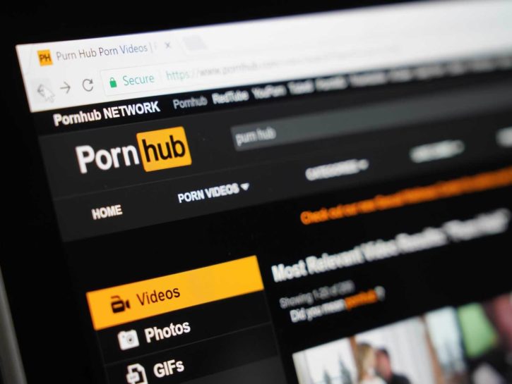 Perché Pornhub ha eliminato milioni di video