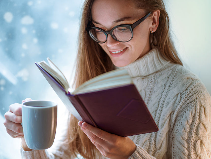 Ragazza libro inverno tazza