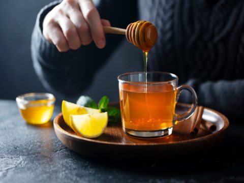 Miele e limone, ricetta di salute? Tutti i benefici di questo rimedio della nonna