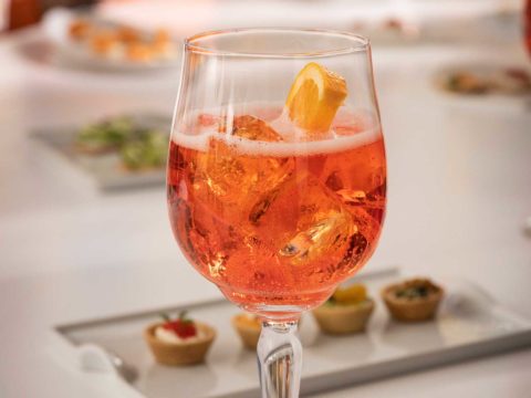 È l’ora dell’aperitivo a casa. È l’ora di Aperol Spritz