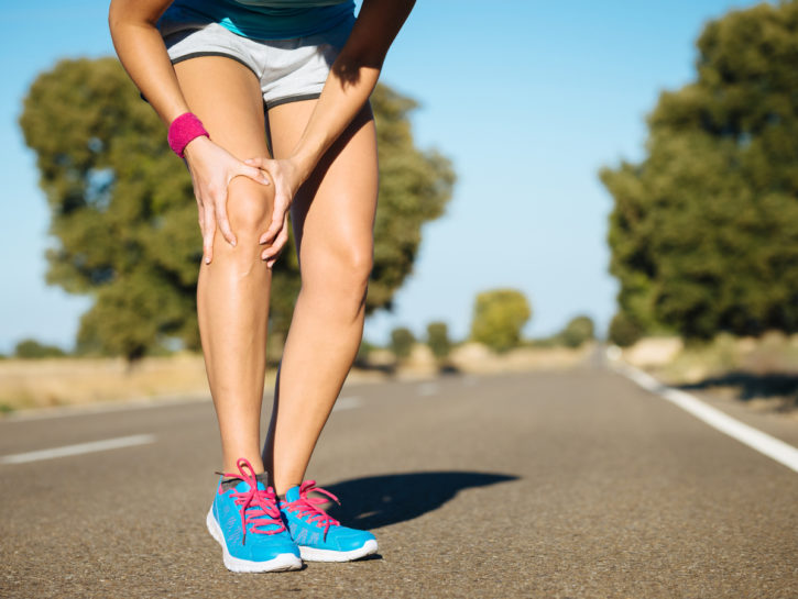 Dolore al ginocchio, gli esercizi di stretching che possono alleviarlo