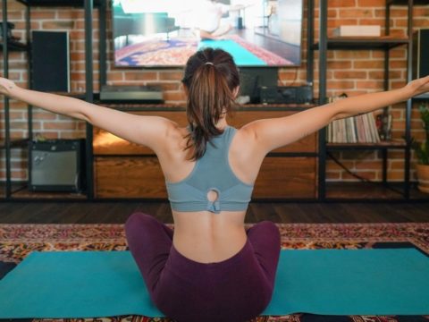 5 esercizi che puoi fare davanti alla tv, utili ed estremamente efficaci