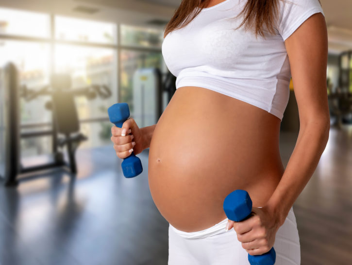 Sollevamento pesi in gravidanza: quello che si può fare trimestre per trimestre