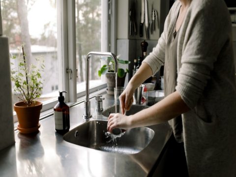 Cattivi odori che risalgono dal lavandino: come sbarazzarsene senza prodotti chimici
