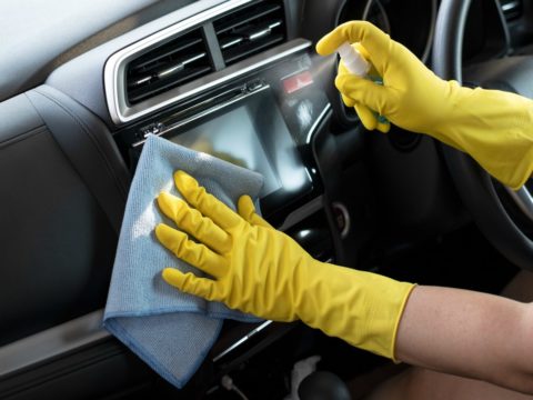 Pulire e deodorare l'automobile in modo green: tutti i trucchi e i prodotti naturali